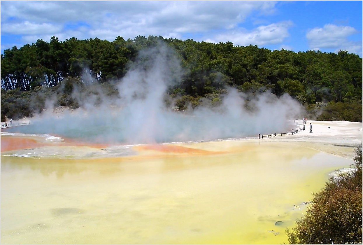 The-Waimangu-Geyser-New-Zealand_Thermal-area_HQ_14116.jpg