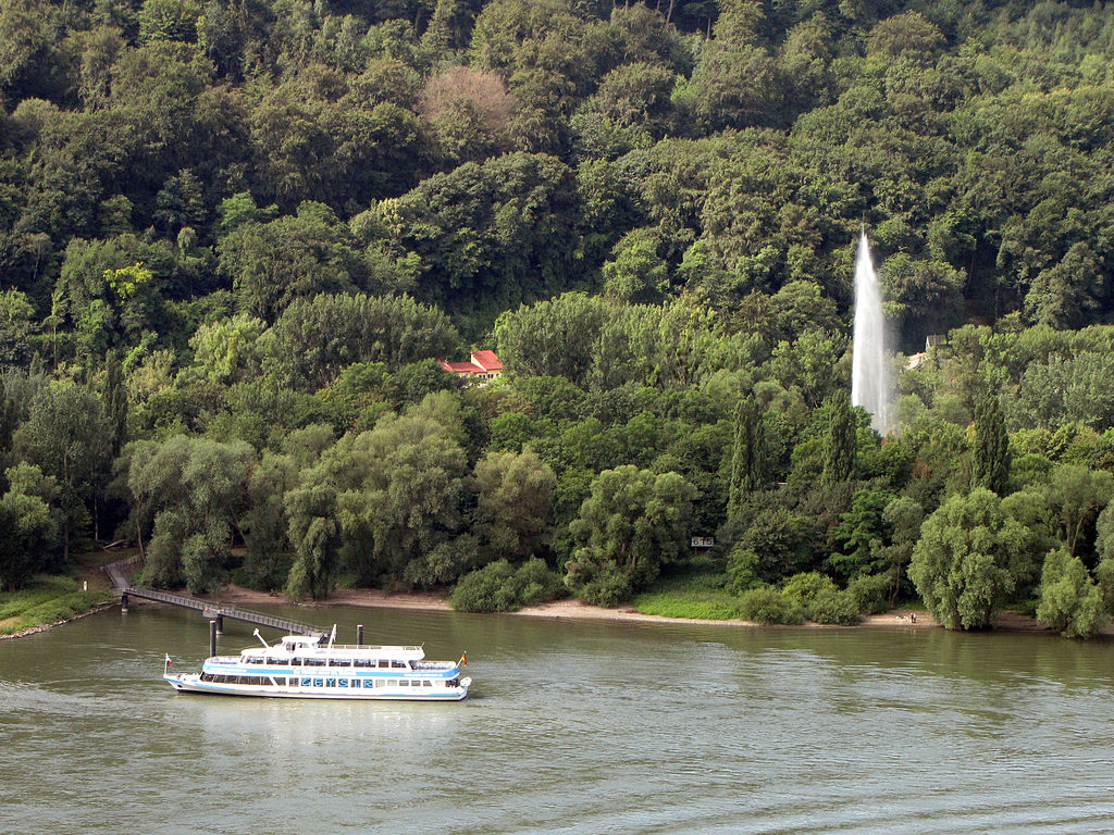 1024px-Namedyer_Werth_Geysir_Andernach_2009.jpg