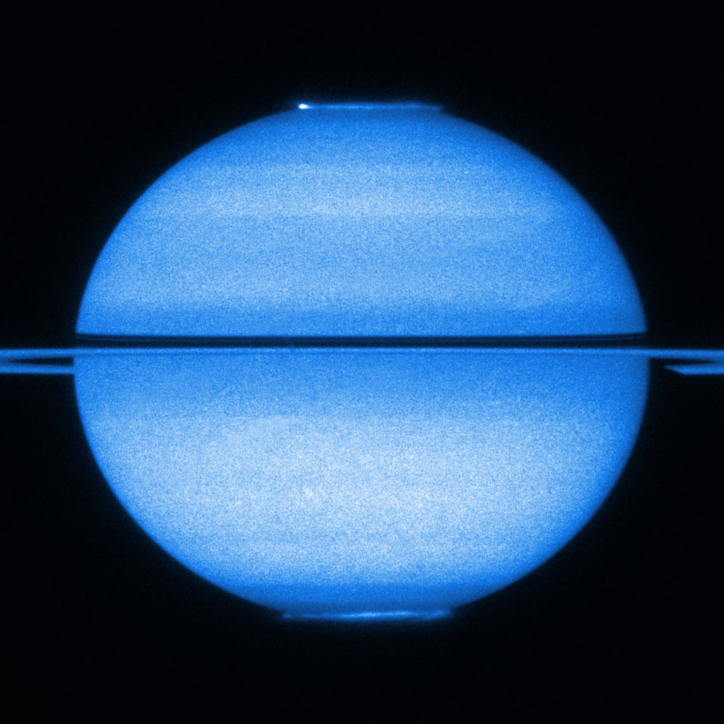 saturn_aurorae_hubble.jpg