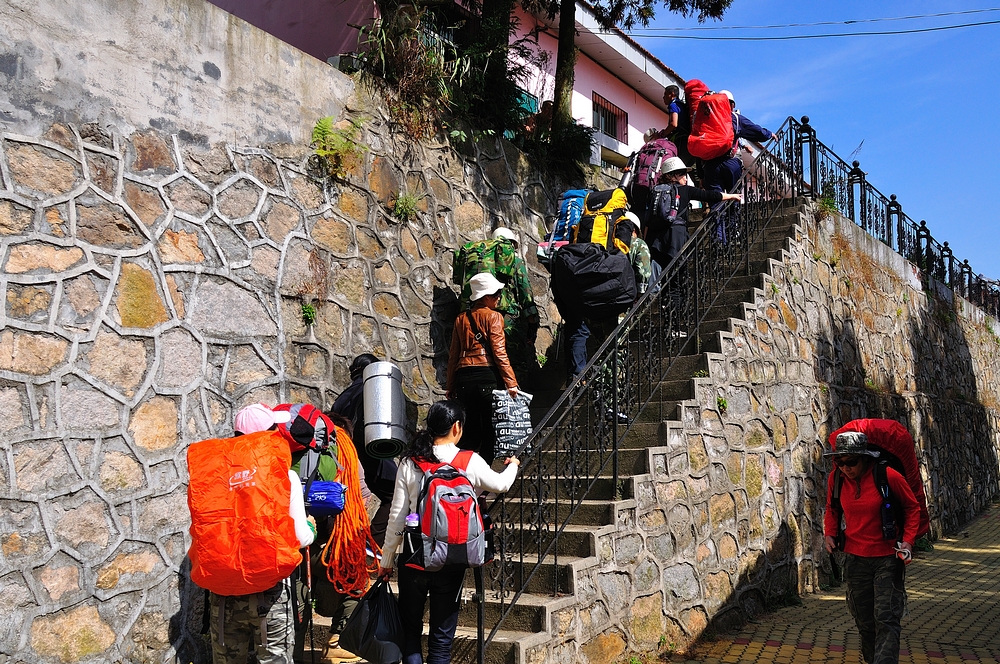 到半山宾馆，开始徒步