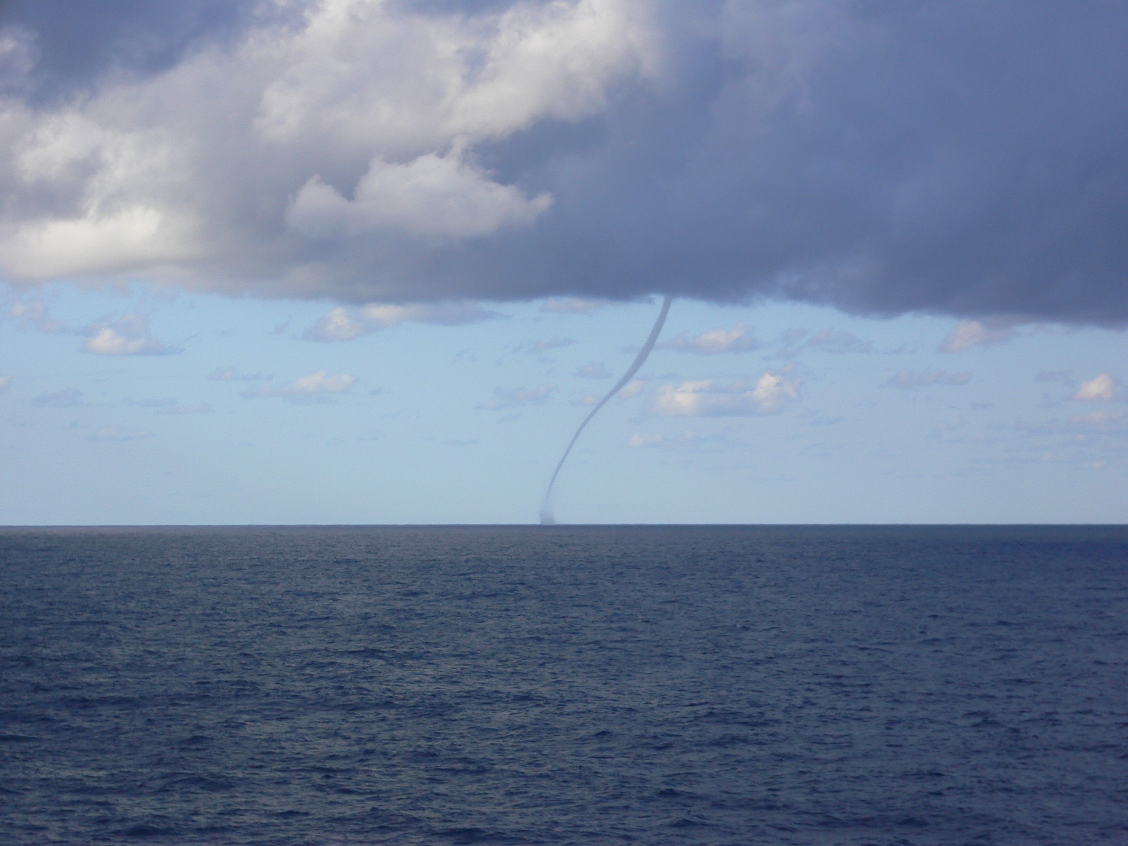 Al_Mareekh_09062007_Waterspout_photo1.jpg