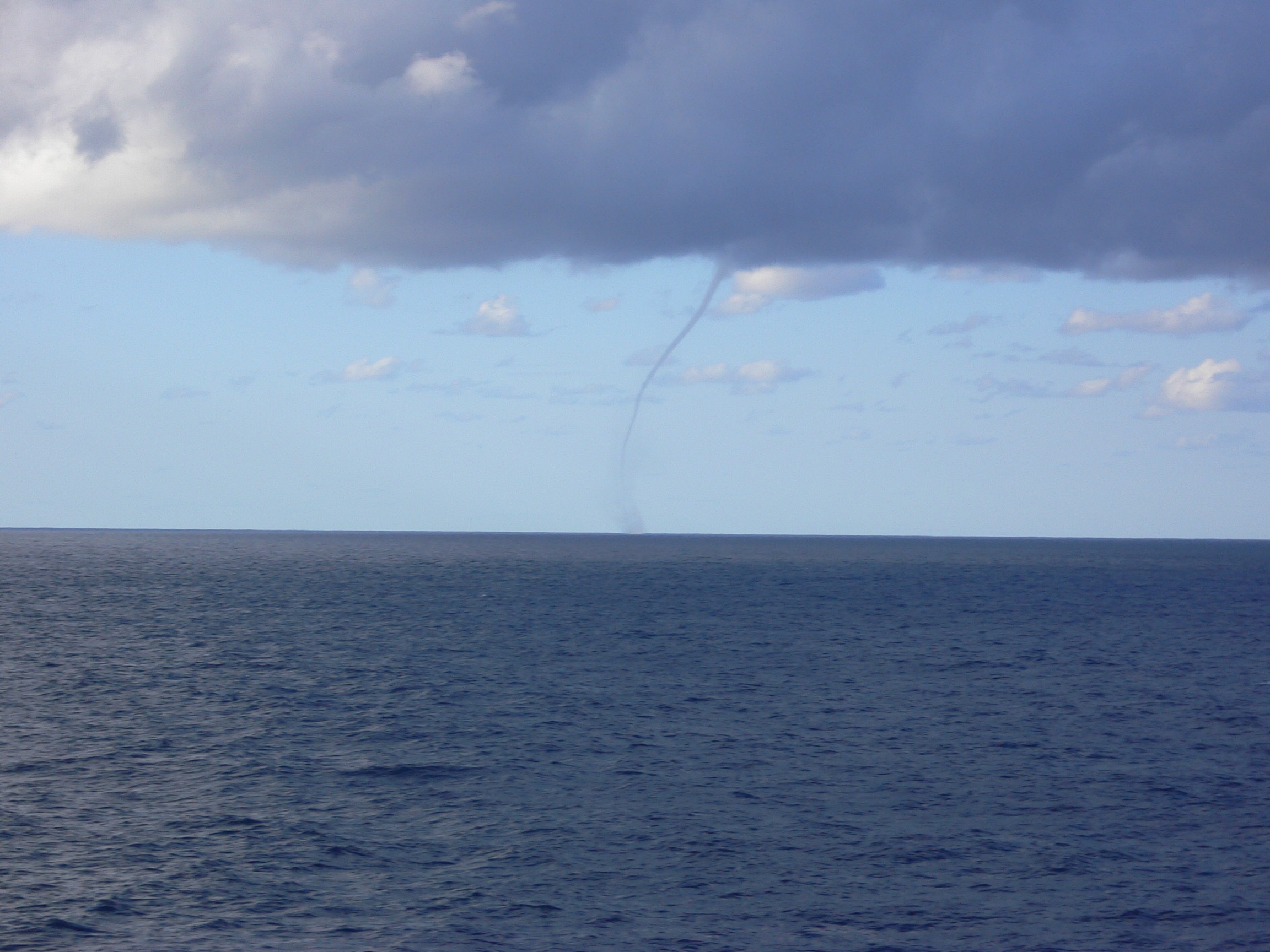 Al_Mareekh_09062007_Waterspout_photo2.jpg