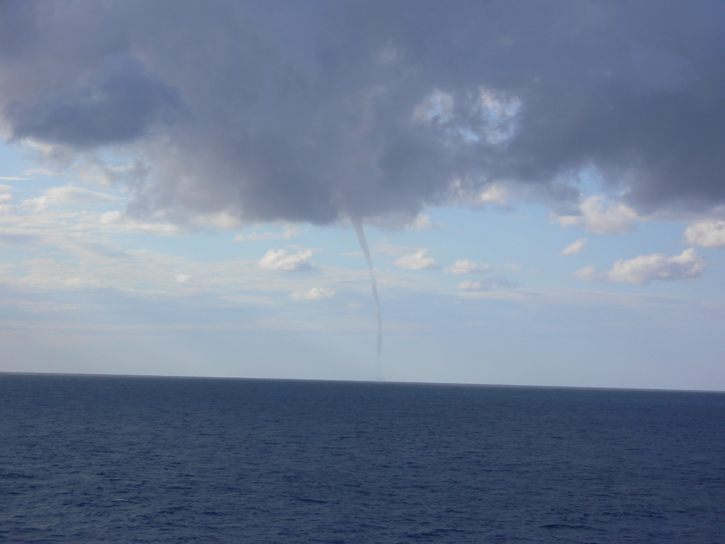 Al_Mareekh_09062007_Waterspout_photo3.jpg