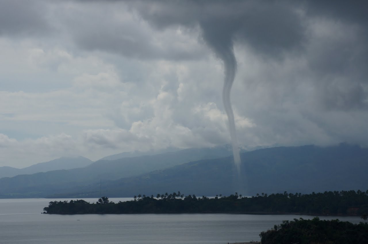 Waterspout1.jpg