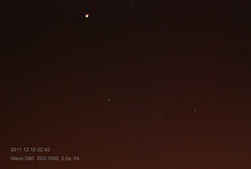 201112102242moon.jpg