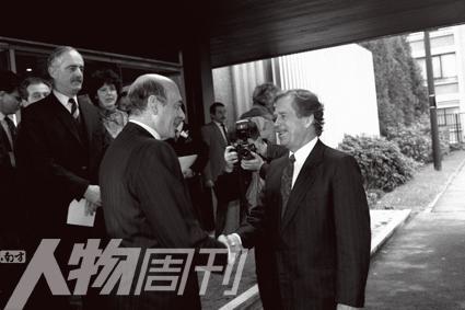 1991年3月21日，哈维尔（右）访问布鲁塞尔北约总部.JPG