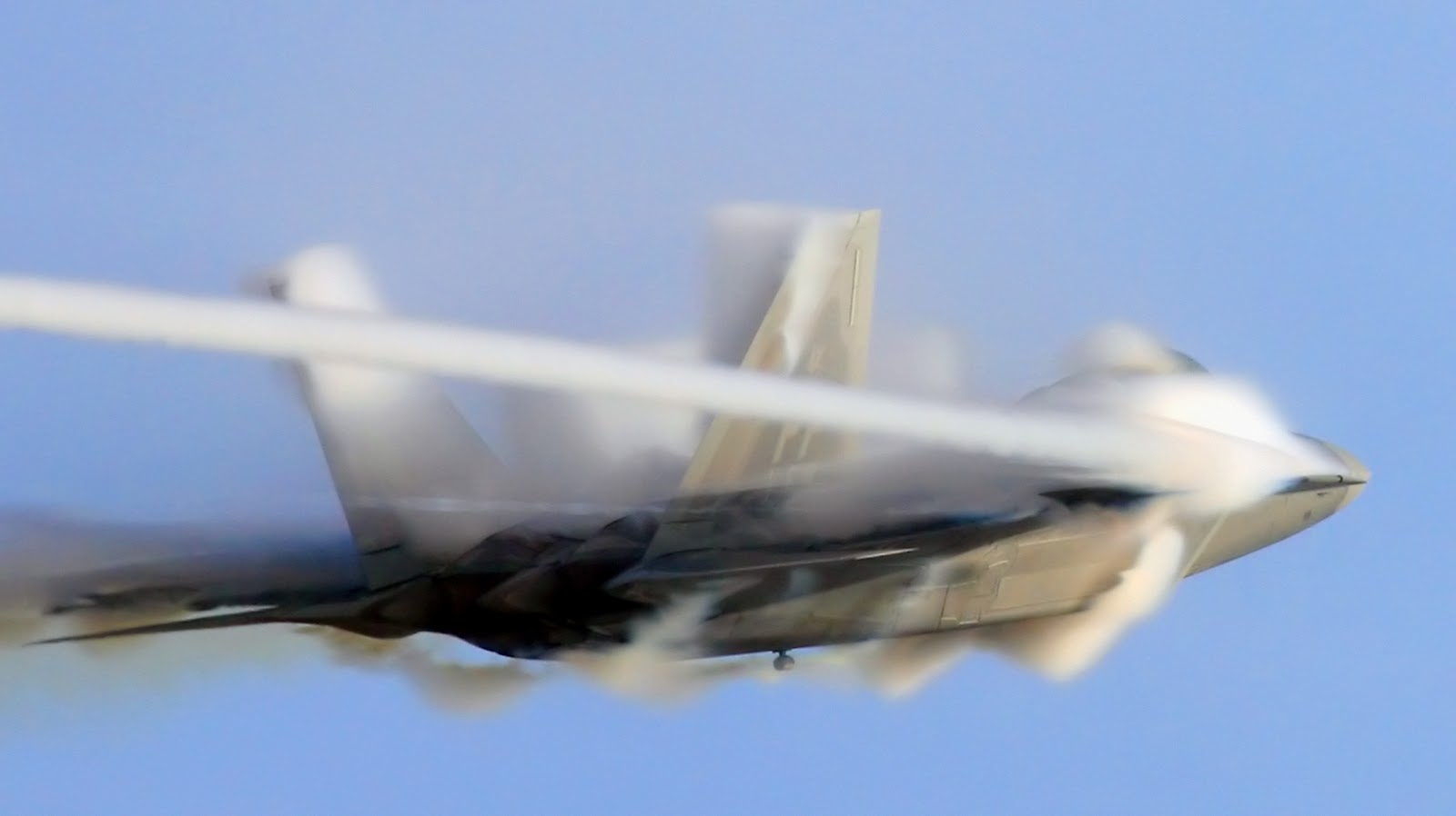 f22_gets_sonic_boom.jpg