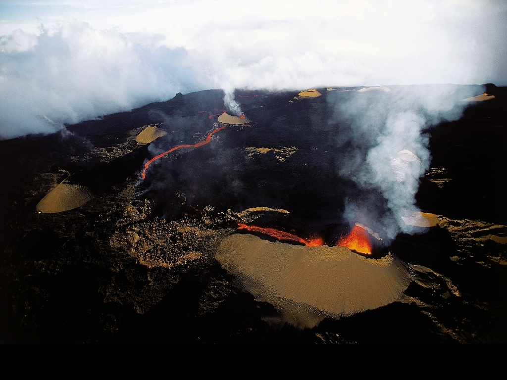 Eruption of Piton de la Fournaise, Réunion Island, France.jpg