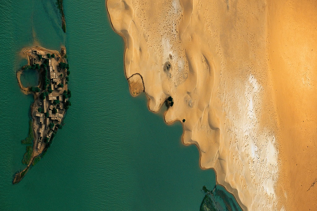 Dwellings on an islet in the river niger, between Bourem and Gao, Mali.jpg