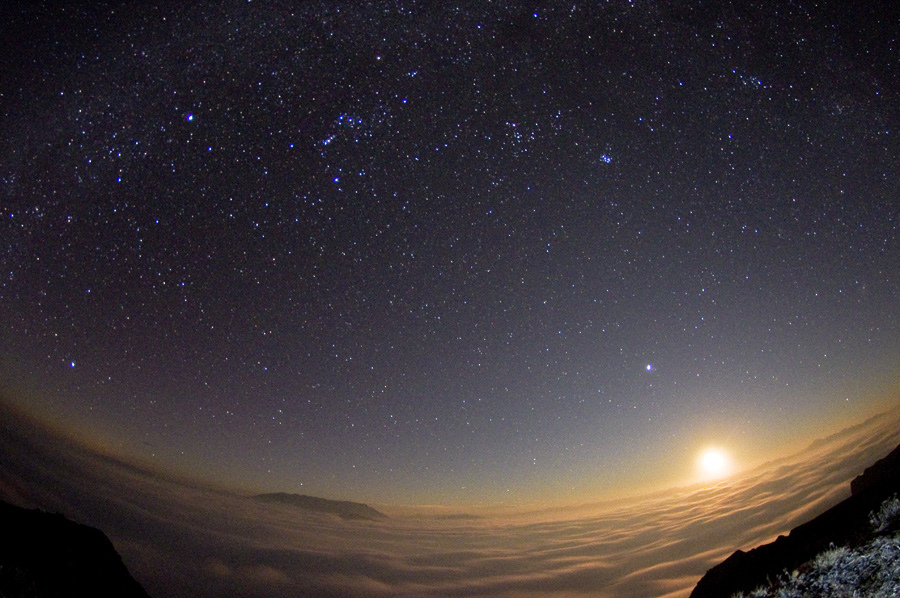 Moonset over the sea of clouds.jpg