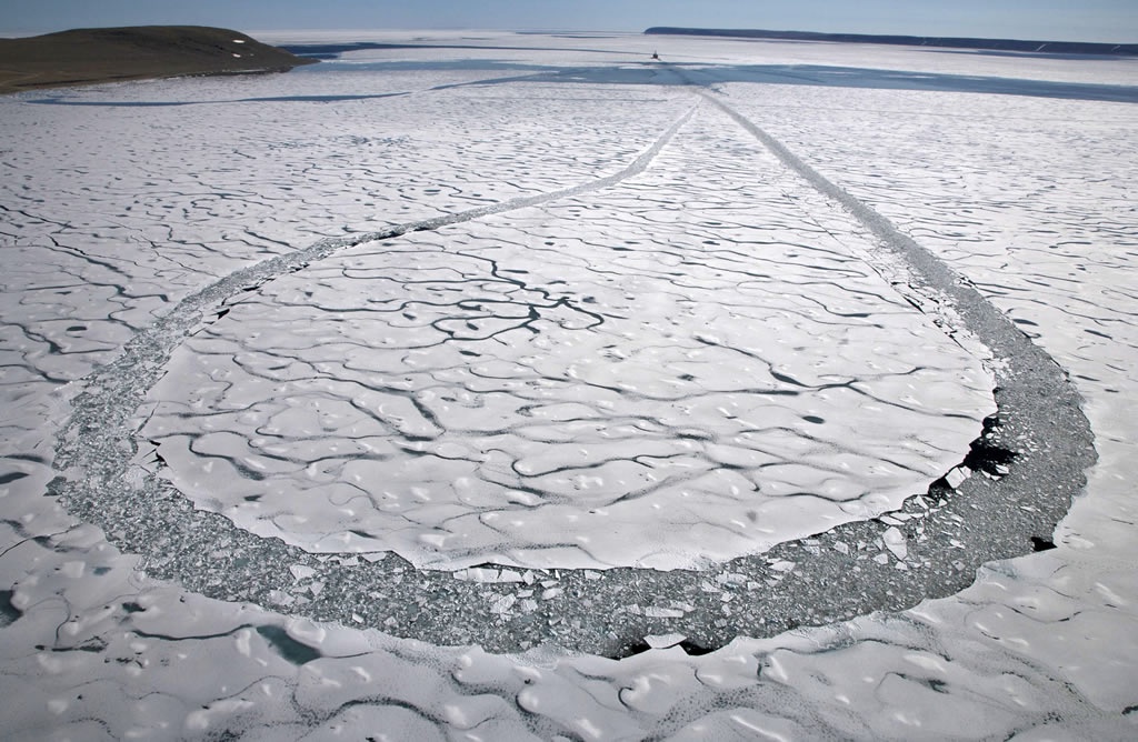 Ice broken by the Louis-Saint-Laurent icebreaker in Resolute Bay, Nunavut Territ.jpg