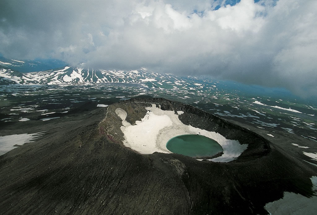 Lake in a crater of Mutnovsky volcano, Kamchatka Peninsula, Russia.jpg
