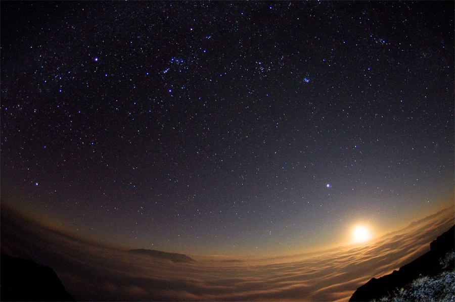 moonset over the sea of clouds.jpg