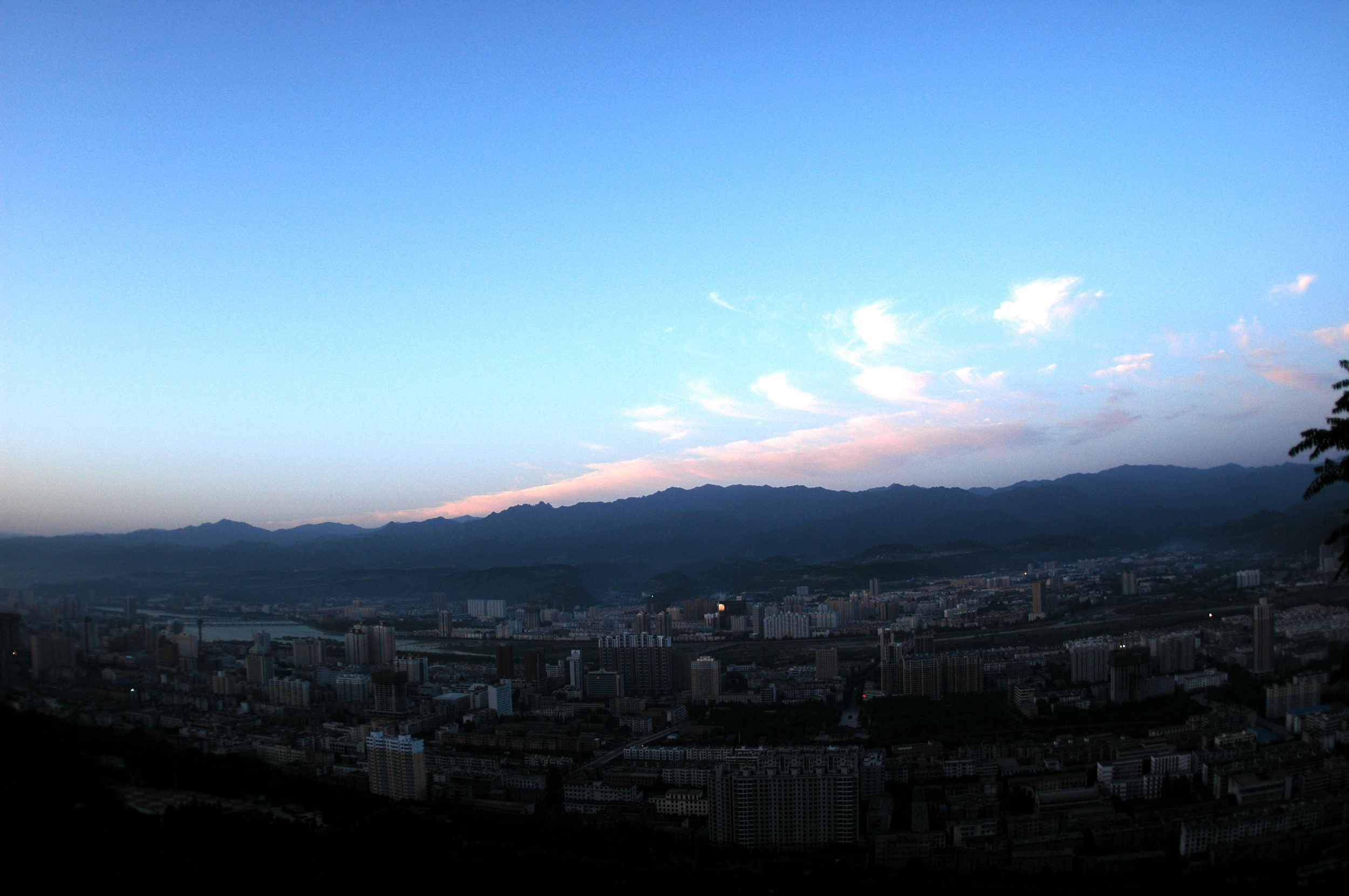 初醒的城市