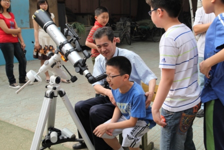 朱明老师在指导学生观测，为了此次活动，他几乎整夜未眠