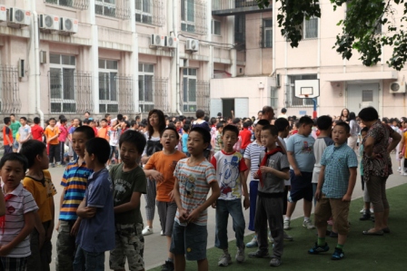 当日与学校的近千名师生共同观测金星凌日
