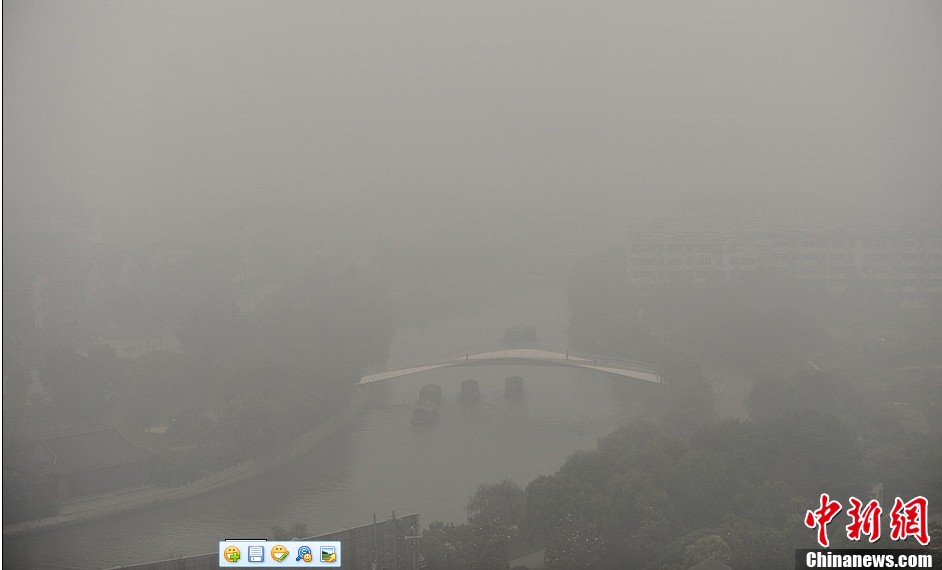 6月10日， 扬州市出现雾霾天气，空气中弥漫着烟雾，空气质量明显下降，焚烧秸秆给扬州市区造成环境污染，浓 ...