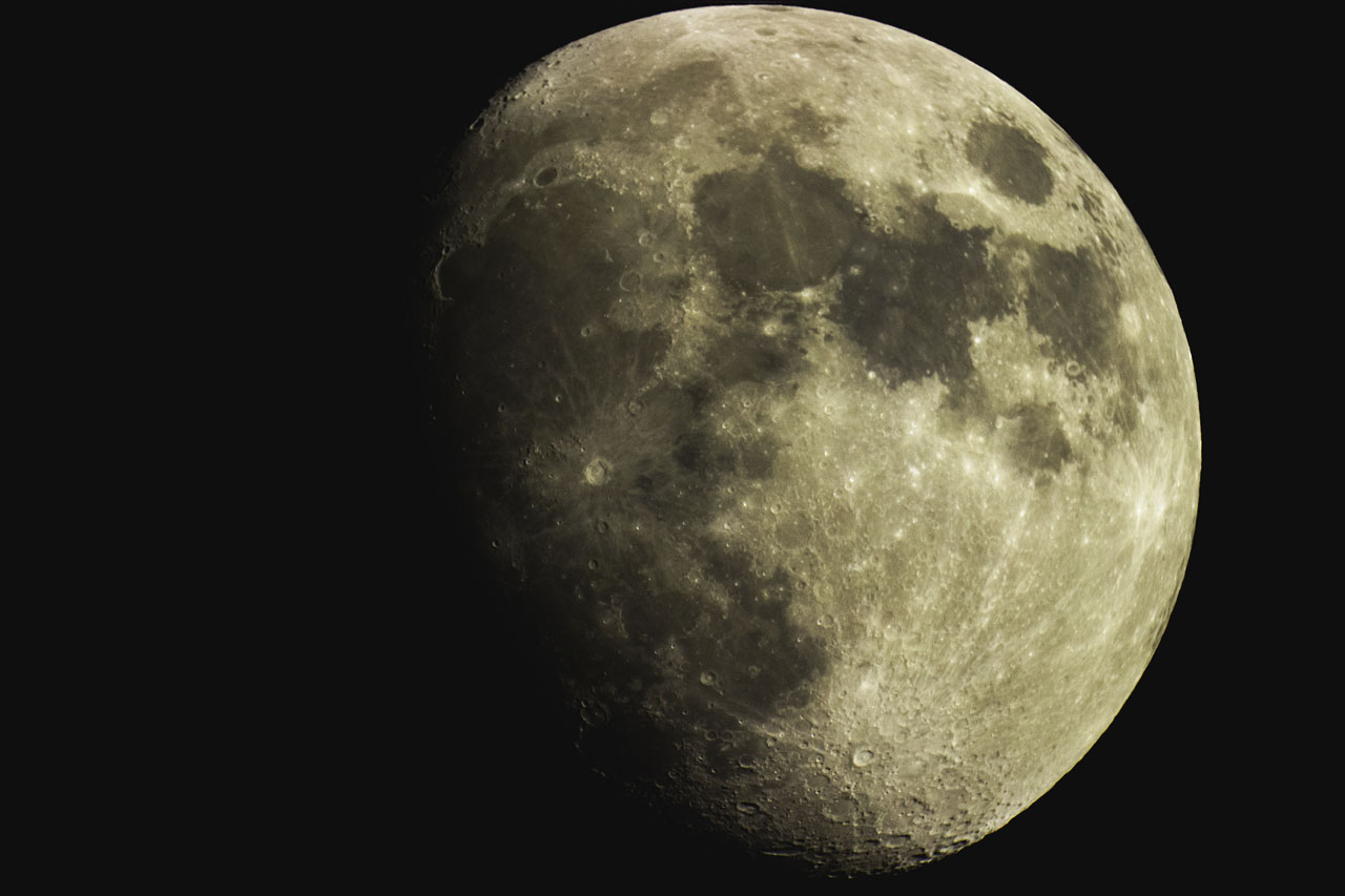 星特朗4SE+600D直焦。3张PS叠加