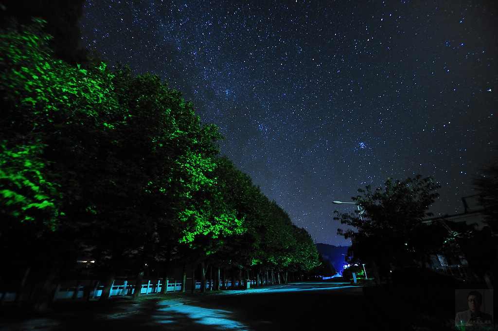 半山腰小镇星空