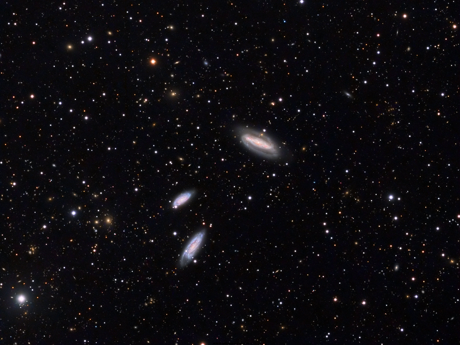 NGC7582, NGC7590, NGC7599天鹤座三重星系