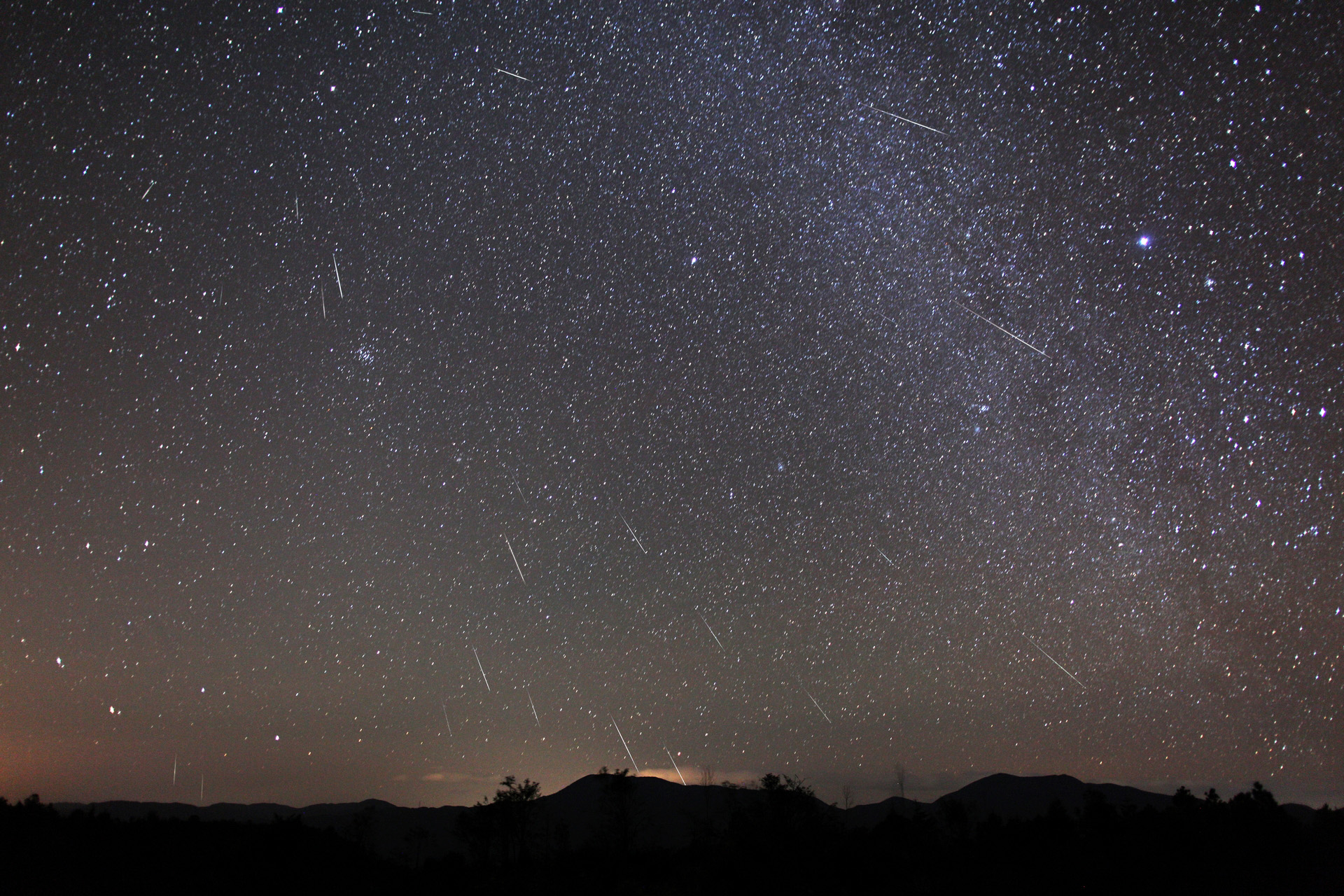 5D2-2012-12-13-part2-meteor-stacked.jpg