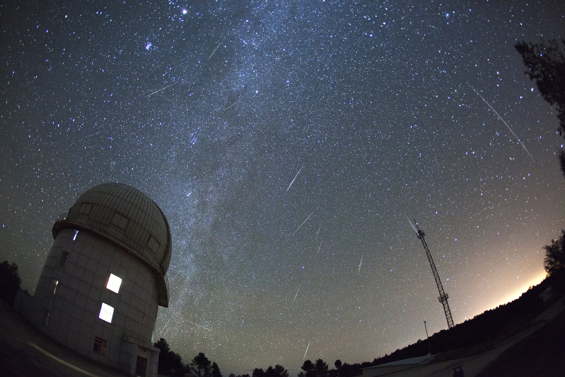 5D2-2012-12-14-part2-meteor-stacked.jpg