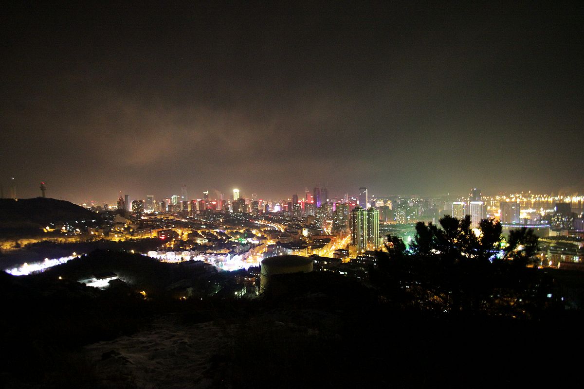 夜色中的大连西面