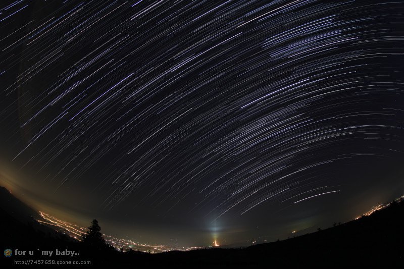 城市上空星轨