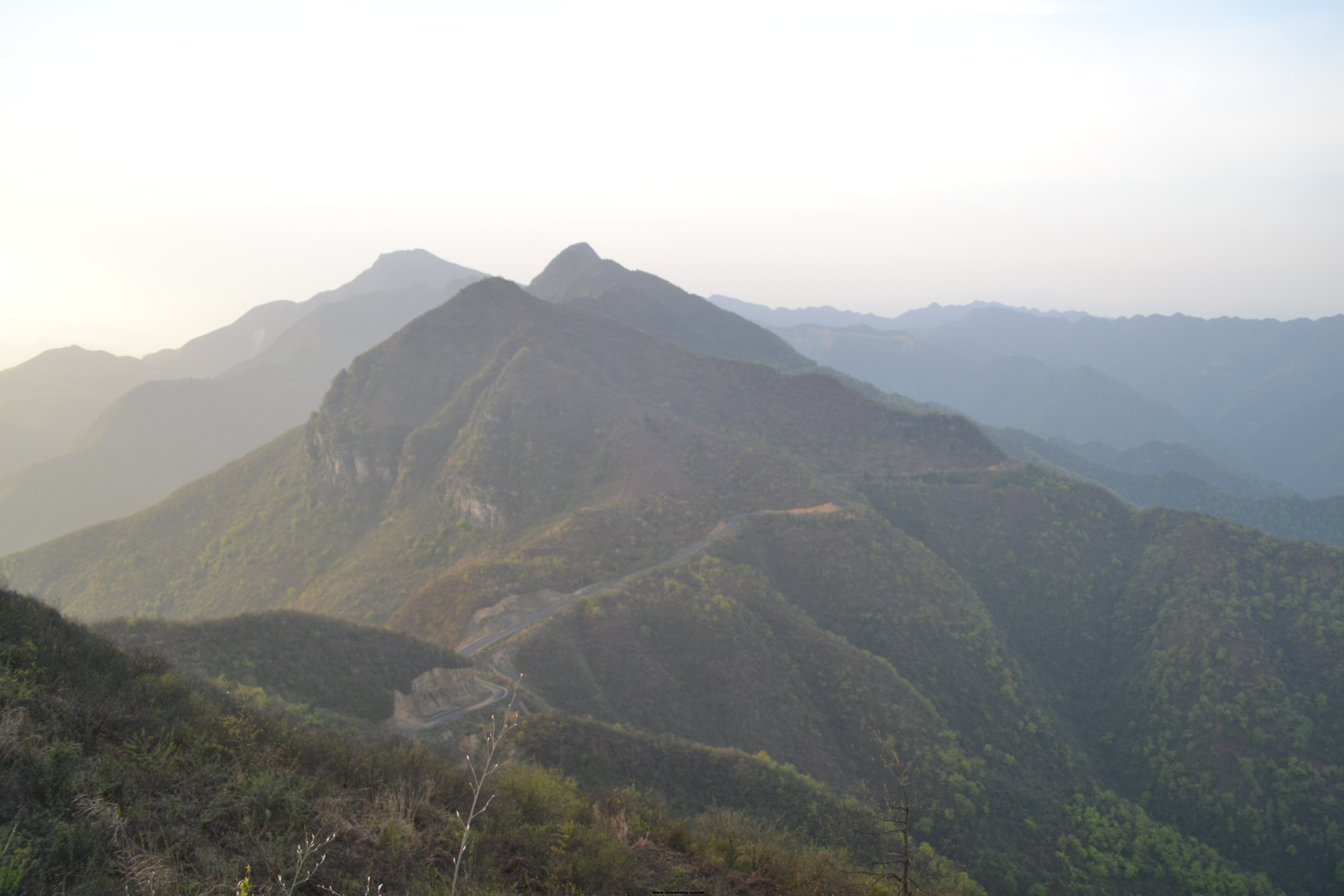 顶峰看山脚
