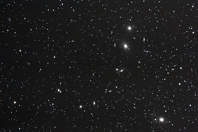 Markarian Galaxy chain 副本1.jpg