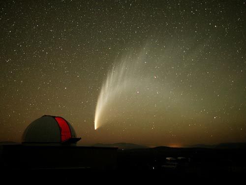 蒂卡普上空划过的彗星