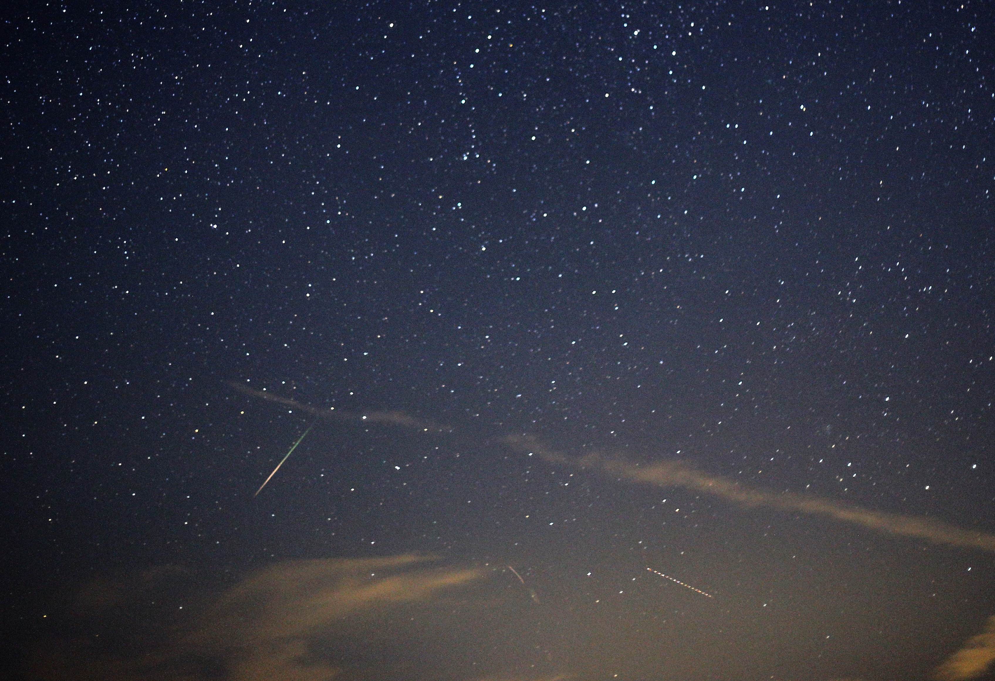 群内流星，右下角的是卫星还是飞机呢？