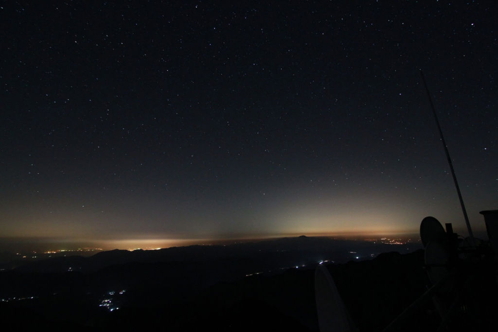 海拔1052米的八仙山主峰-聚仙峰山拍到的津京夜景合影(刘凯摄）.jpg