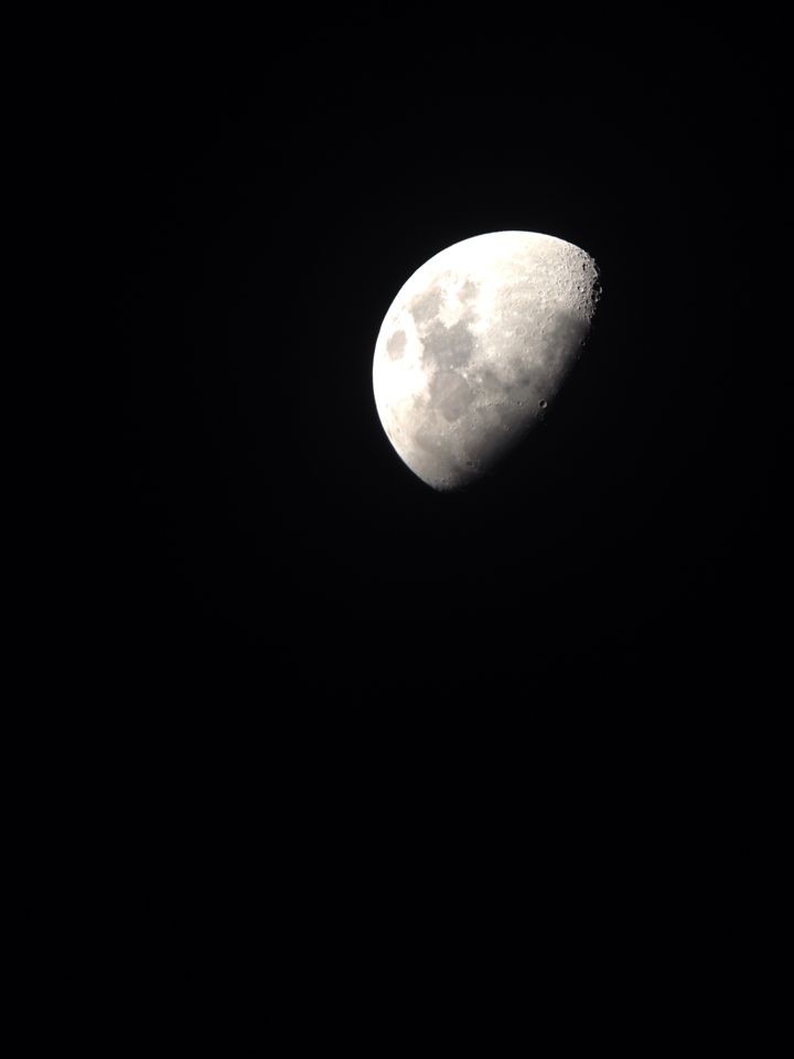用手机拍摄的月亮表面