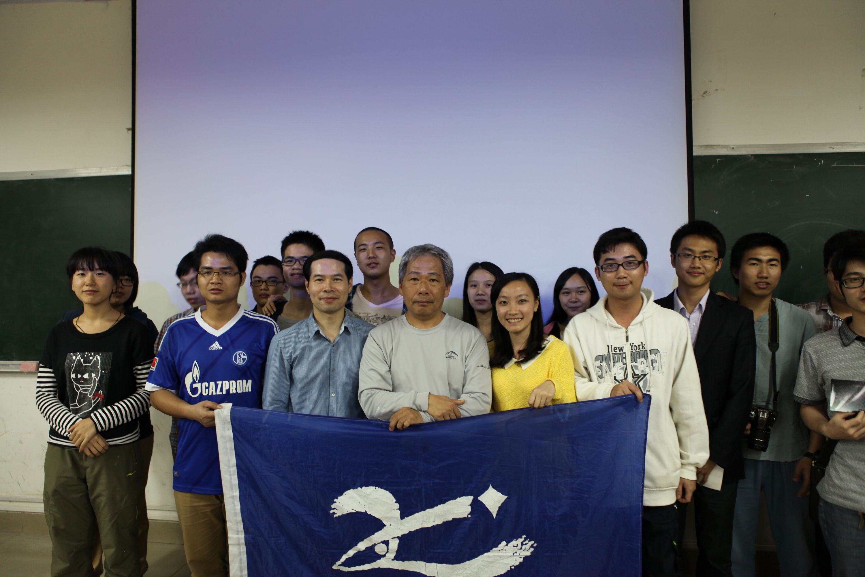 2014.5.8南斗翔天会2013届会员和台湾鹿林天文台林启生老师和协会指导老师Q哥合影 ... ... ...