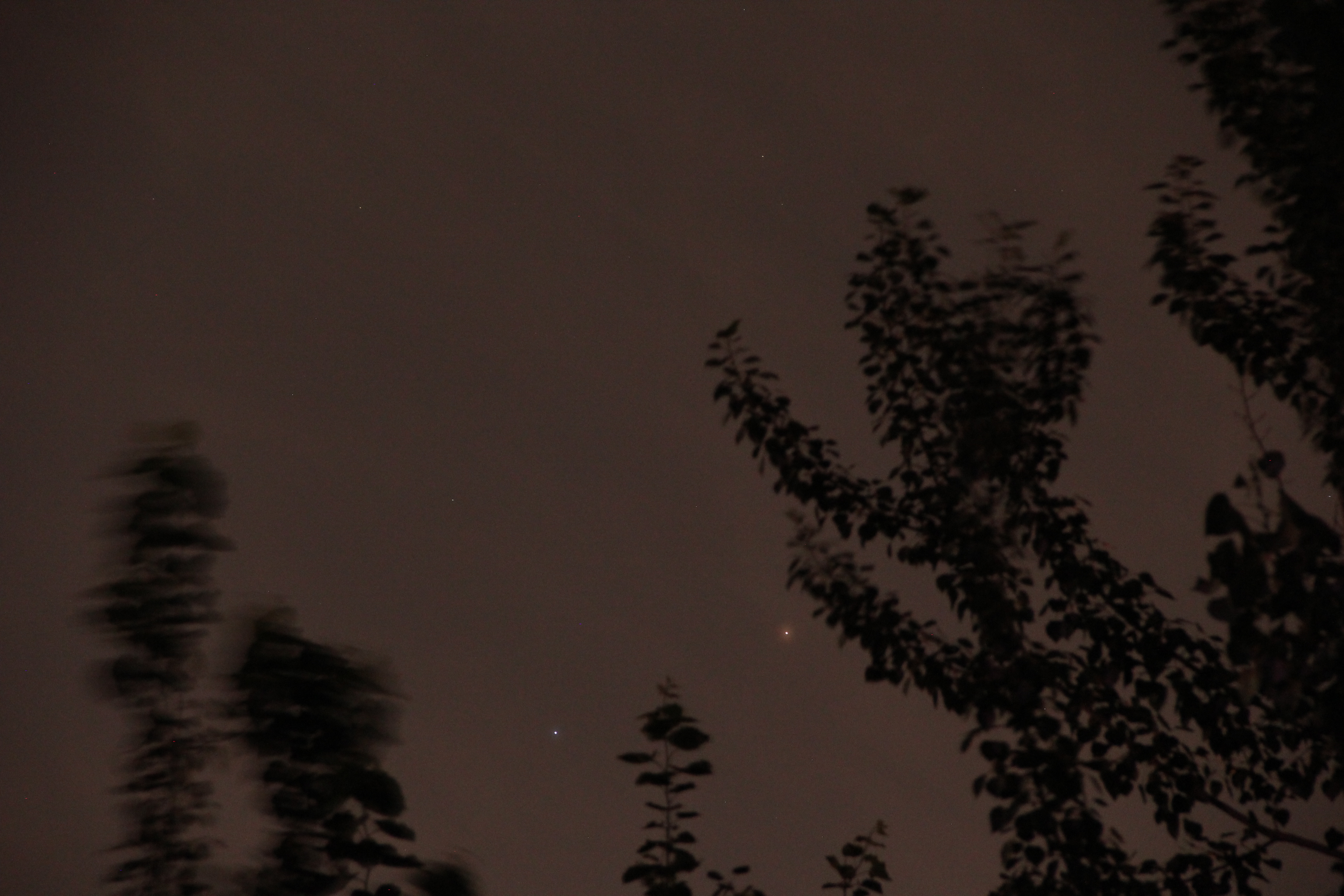 红蓝宝石-火星和角宿一。ISO800,3.2秒,f/6.3