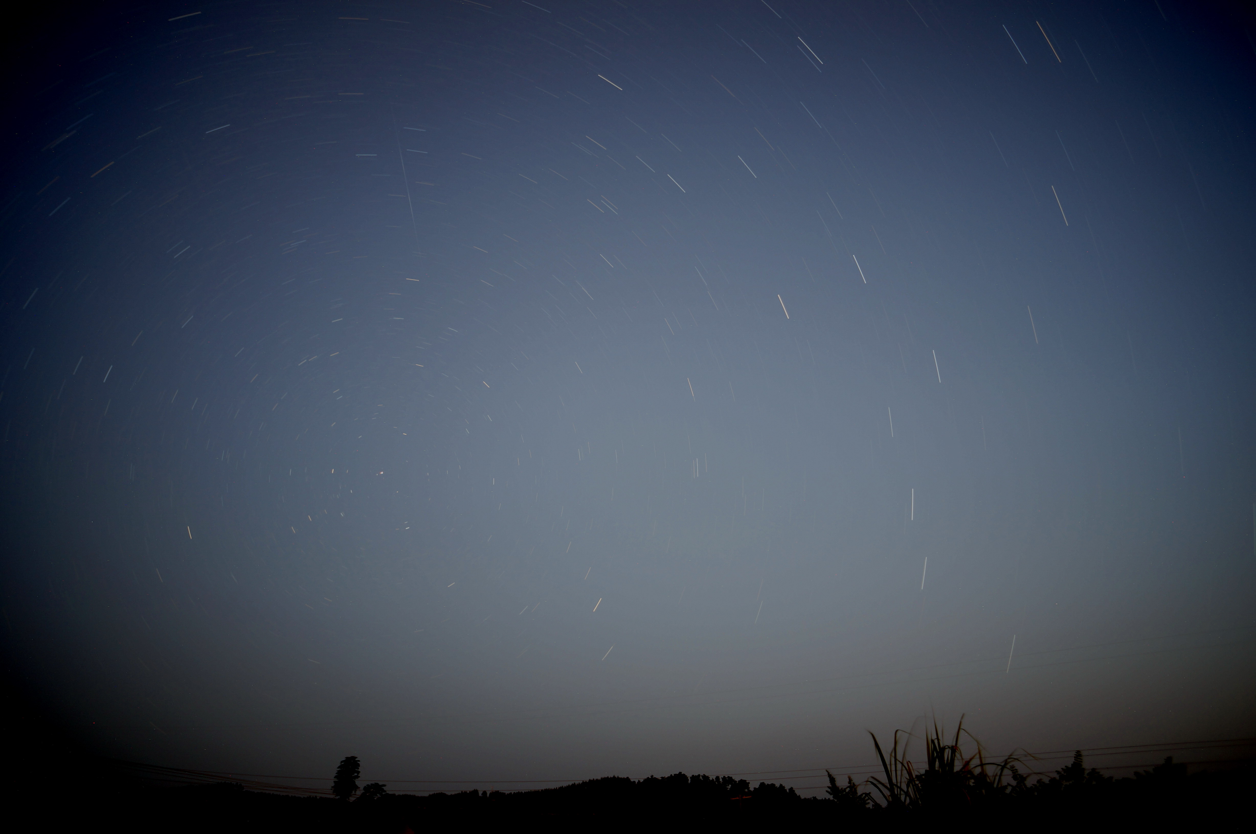清晨星轨(有流星).JPG