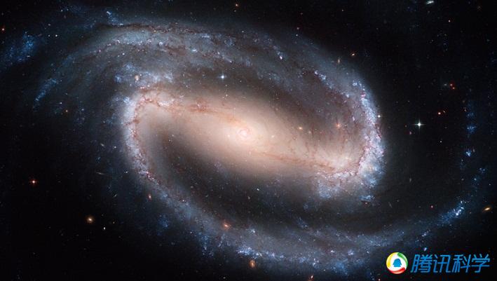 漩涡星云NGC1300中的动荡导致一些恒星轨道被拉长，形成一个轮辐状的结构，并且帮助将星系盘中的物质传递到 ...