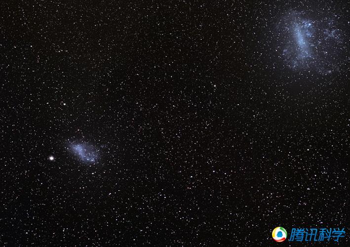  照片中的是麦哲伦星云，是银河系的两个矮卫星星系。矮星系是宇宙中质量最低的星系，通常结构不定形或者类 ...