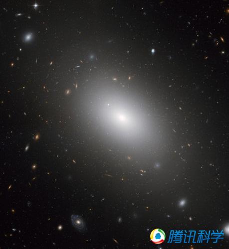 NGC 1132星系是美丽而古老的椭圆星系。它们源自星系融合，我们今天所看到的大部分旋转星系最终都将合并成为 ...