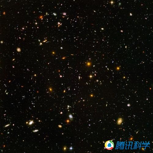 这是拍摄于2004年的哈勃超深空，照片中几乎每一个亮点都是一个星系，最遥远的那个星系在我们的宇宙只有五亿 ...