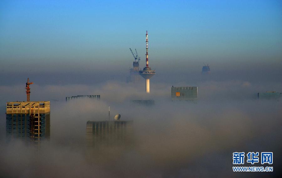 10月30日，沈阳市区的建筑物矗立在浓雾中.jpg