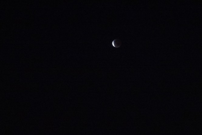 黑夜中的月亮.jpg