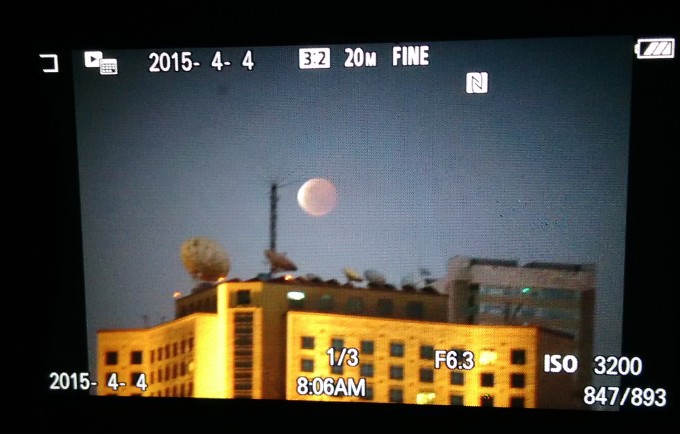 宾馆楼上的红月亮.jpg