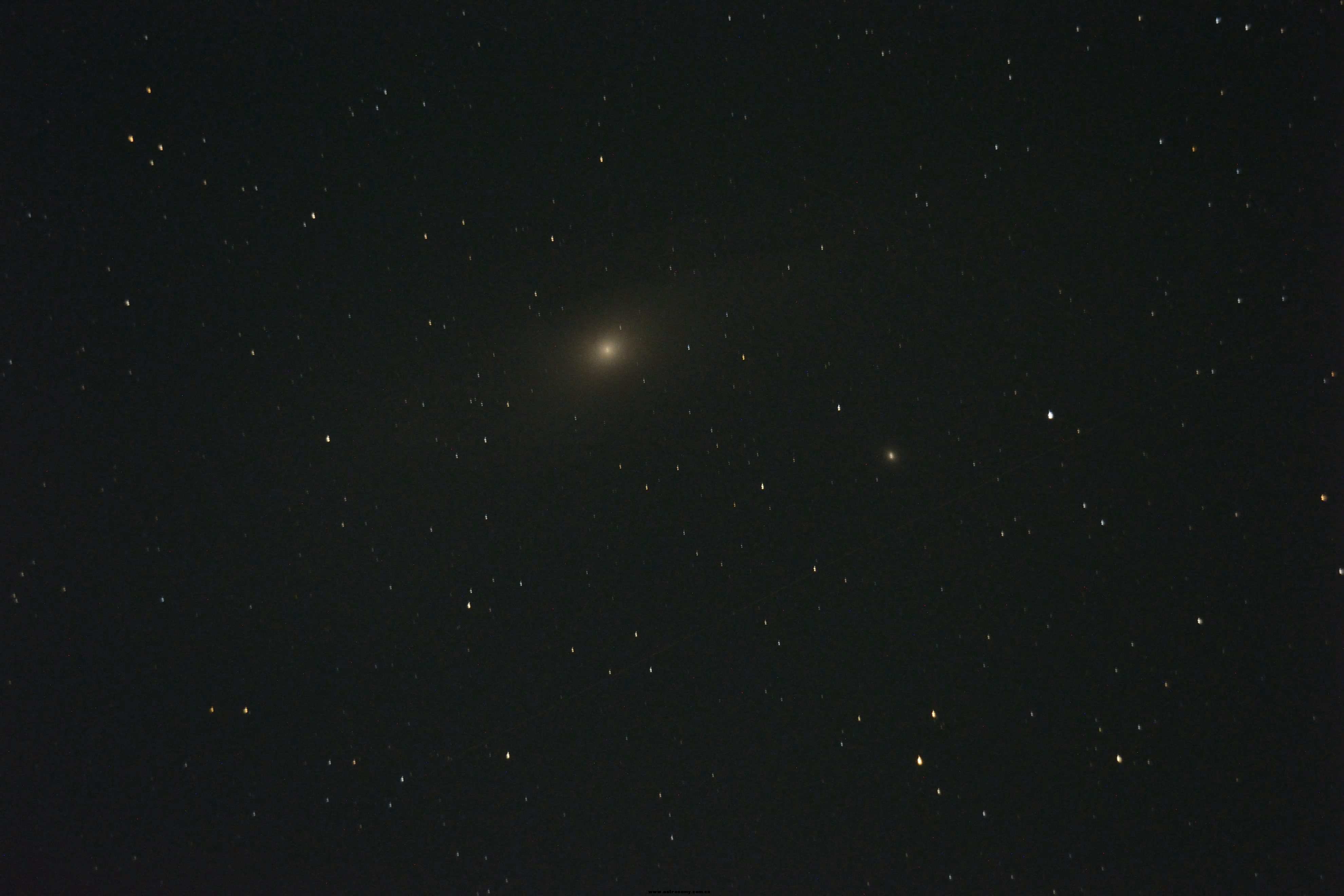 这是仙女座M31吧反正是对着星图找的目视黑白的一小团！