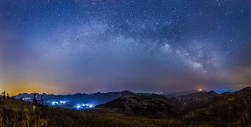 20160225-红烧脚丫-雾霾与光污染中的银河拱桥-NightChina.net_-800x407.jpg