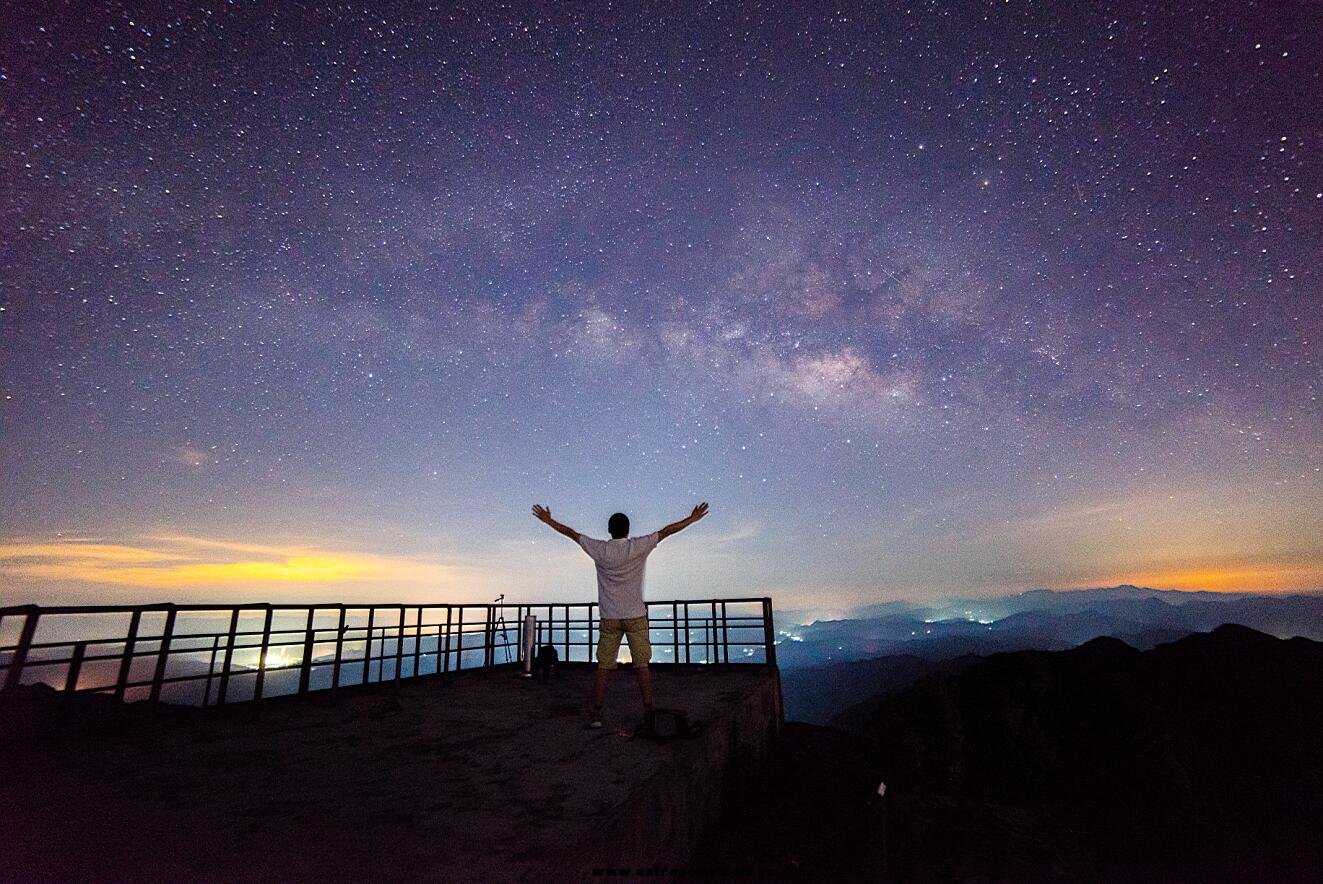 日落后，时间20:00，索尼A7R,三阳14/11.8镜头，光圈2.8，ISO2500，15秒