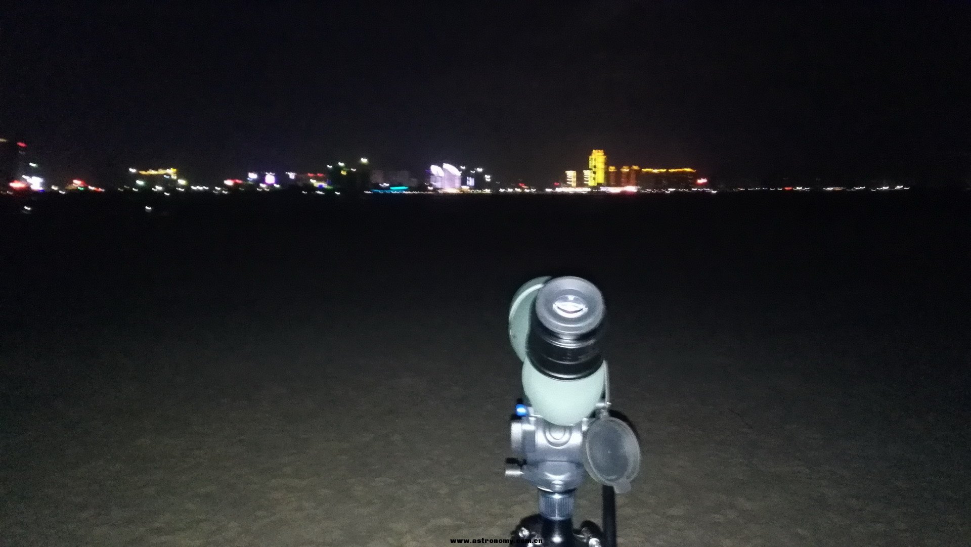 望远镜及对岸.jpg