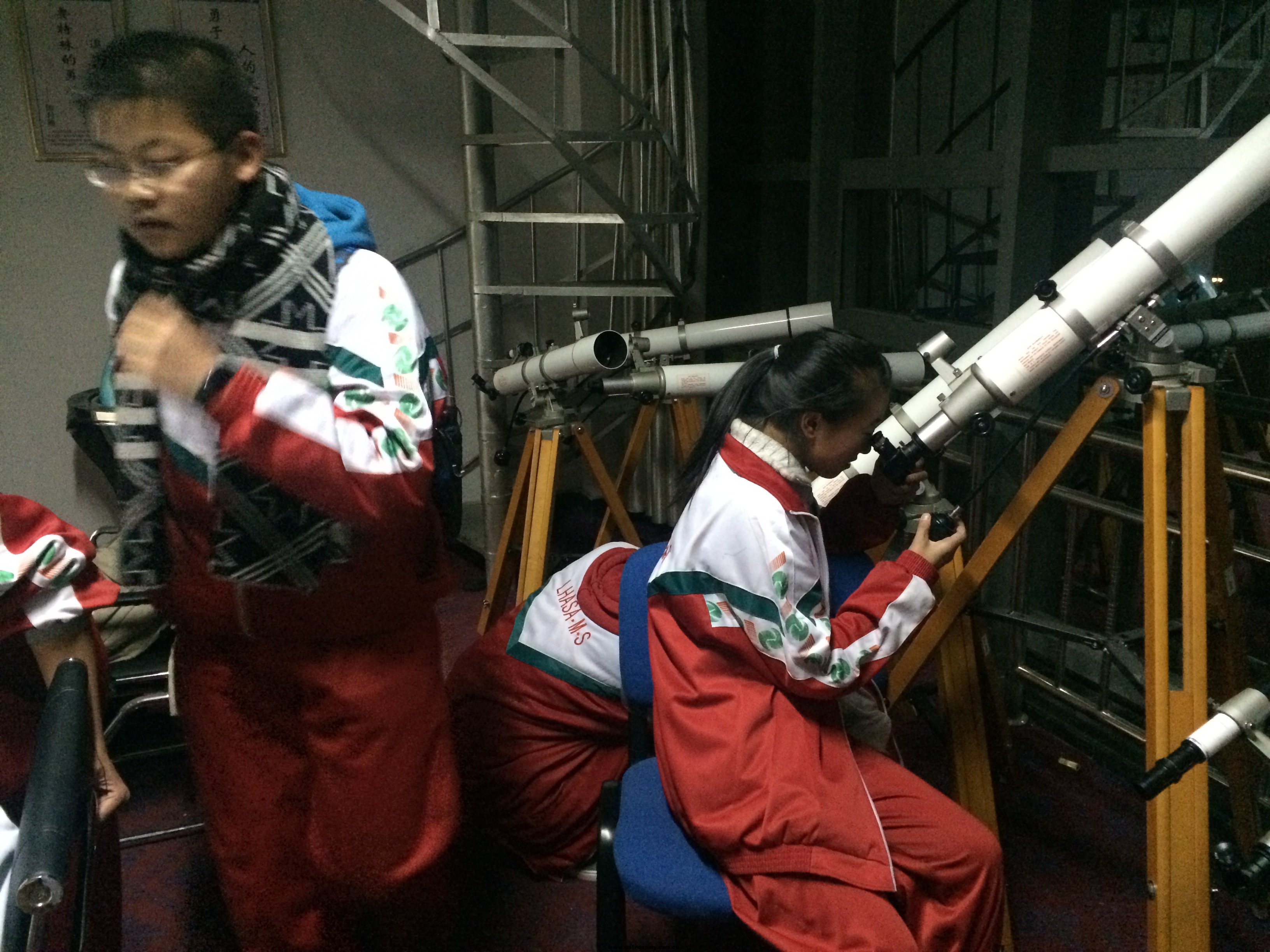 舍友们在用望远镜观测月球