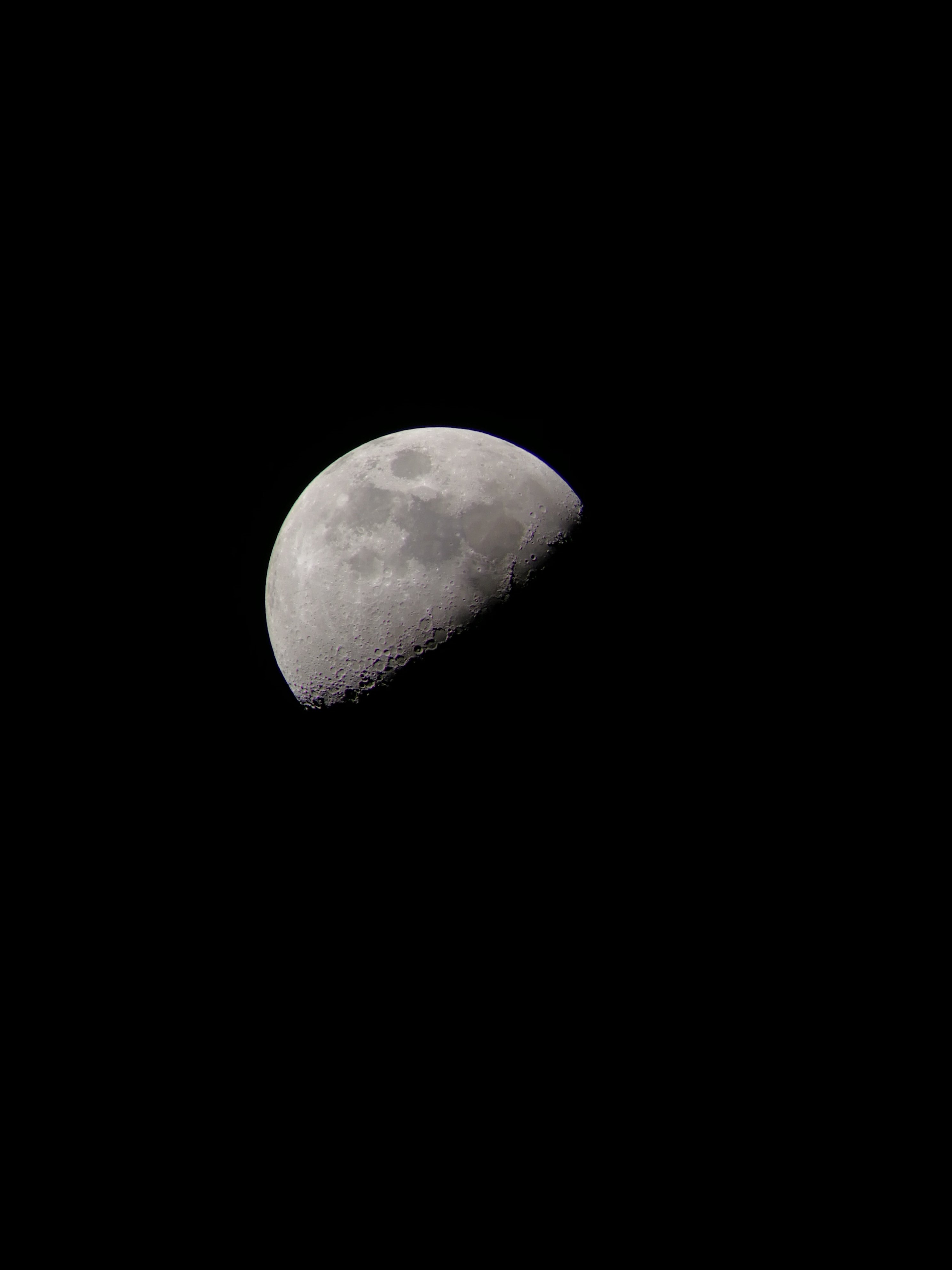 目镜后手机拍的月亮，实际效果优于照片